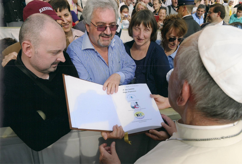 Il Papa riceve il vangelo in Braille
