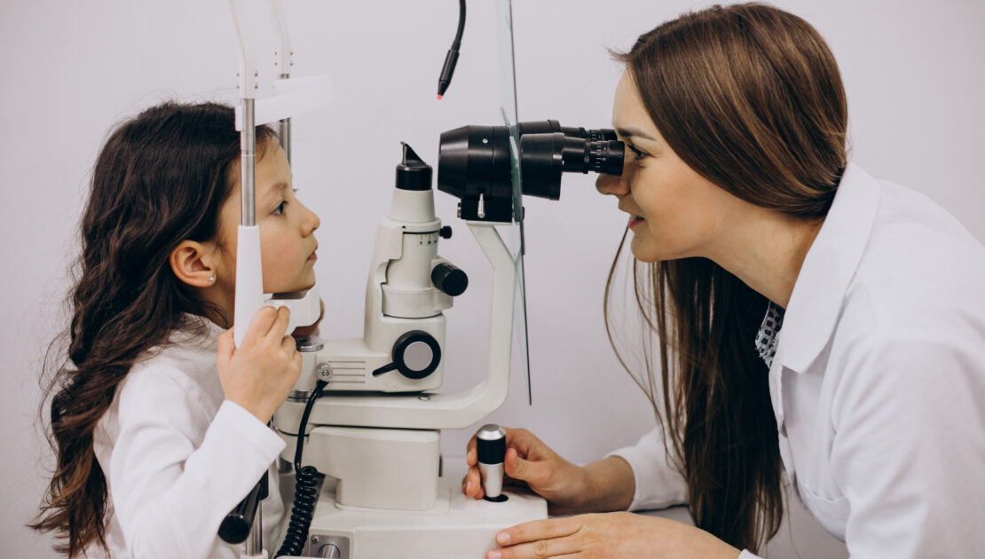 immagine esemplificativa di una visita oculistica con bambina e dottoressa